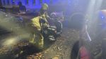 Öl/Diesel aus PKW/Motorrad auf Straße; Polizei v. Ort.