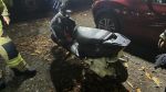 Öl/Diesel aus PKW/Motorrad auf Straße; Polizei v. Ort.