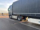 Verkehrsunfall LKW gegen PKW - 1 Person eingeklemmt