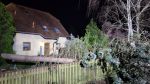 Baum droht auf Haus zu stürzen
