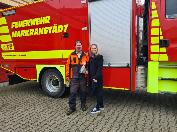 B&uuml;rgermeisterin &amp; Feuerwehr danken Thomas f&uuml;r 25 Jahre Engagement in der Motorkettens&auml;genausbildung
